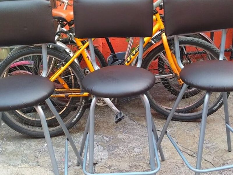 Taburete con espaldar color negro México