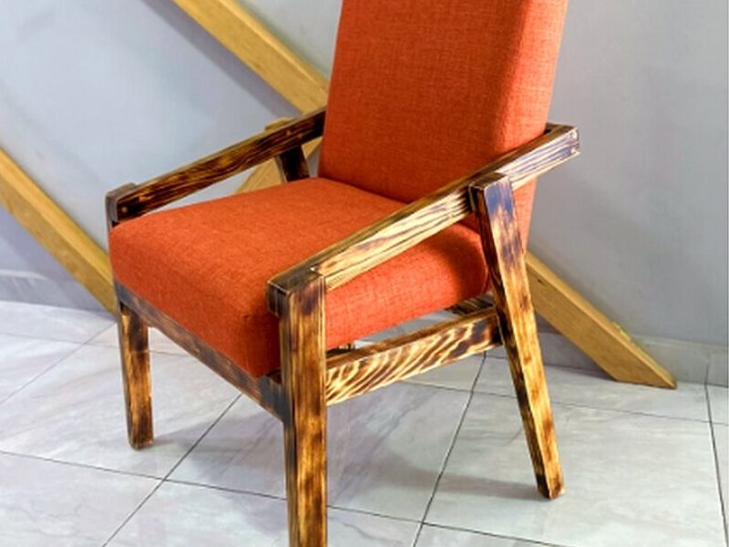 Silla tapizada naranja comedor