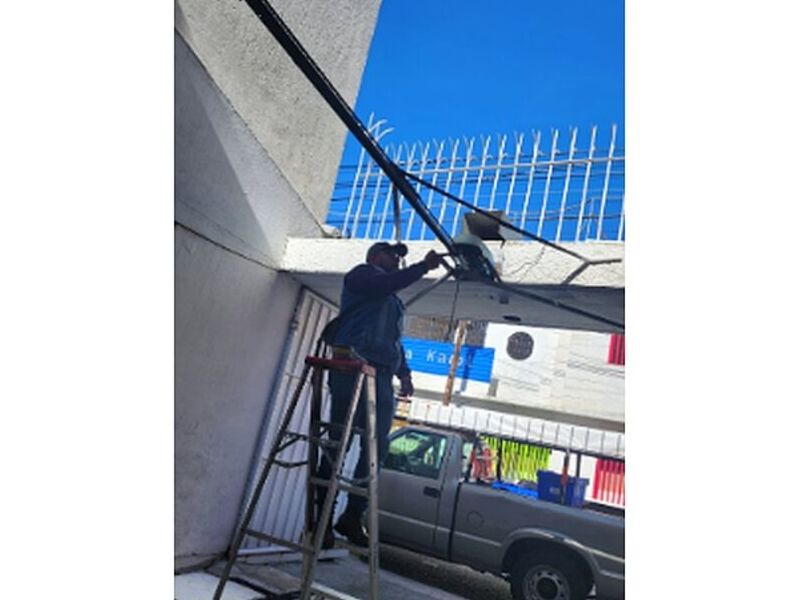 Portón automático blanco México