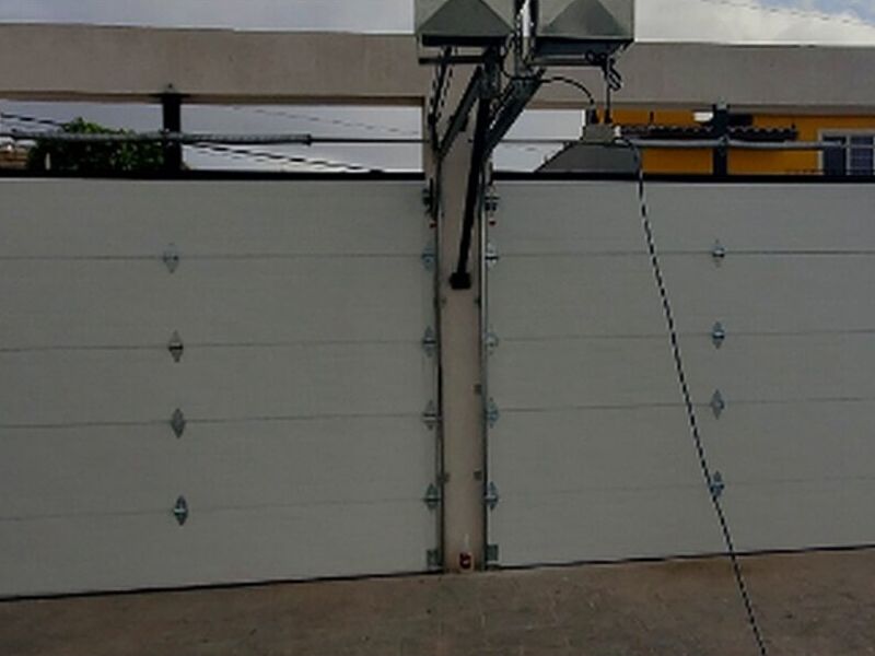 Portón elevado de garage beige México