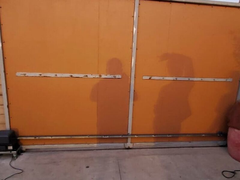 Portón eléctrico color naranja México