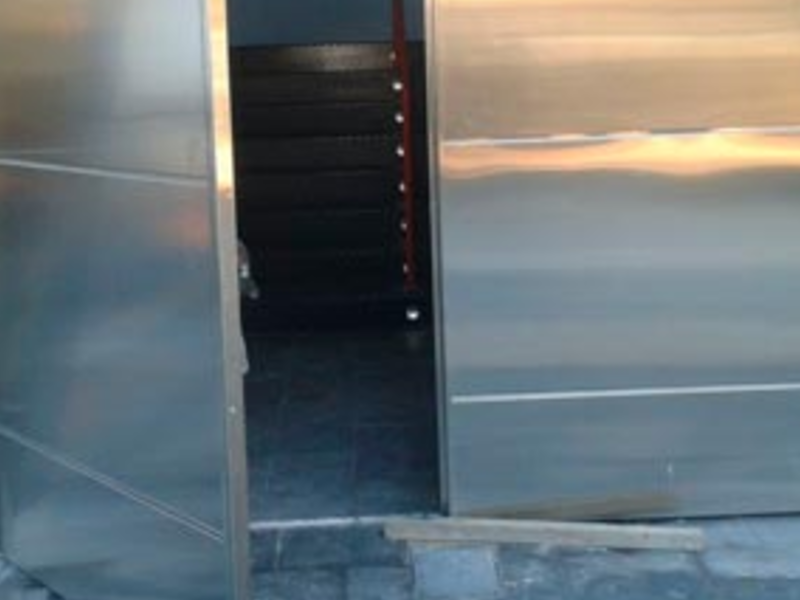 puerta de acero inoxidable