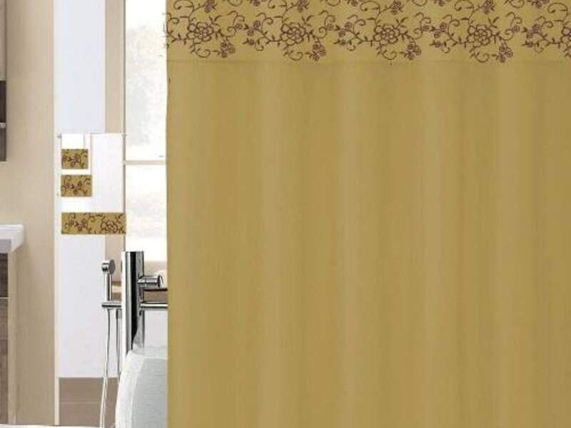 cortina color mostaza de baño