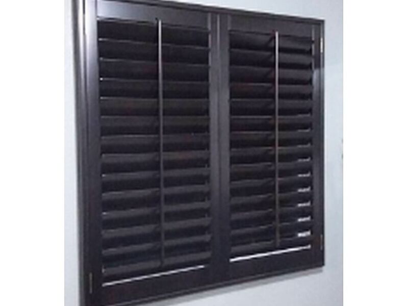 Ventana de madera negro México