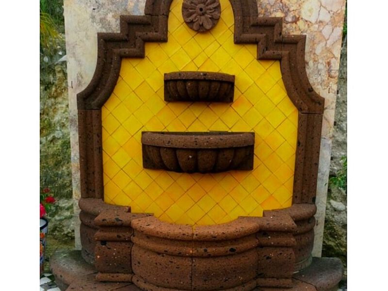 Media fuente colonial México