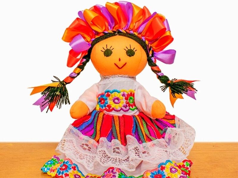 Muñeca Lele rosa con vestido de flores