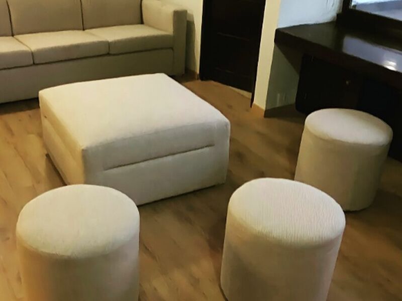 Diseño de taburetes y sofá.