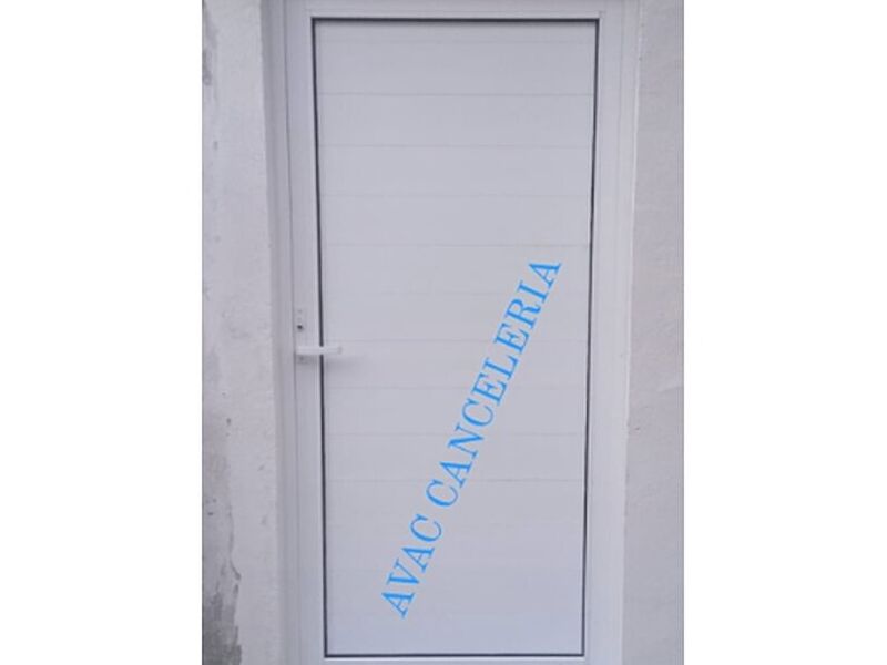 puerta de metal blanco México