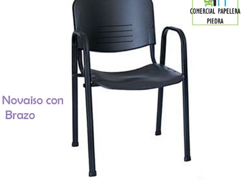 Novaiso con brazo negro silla