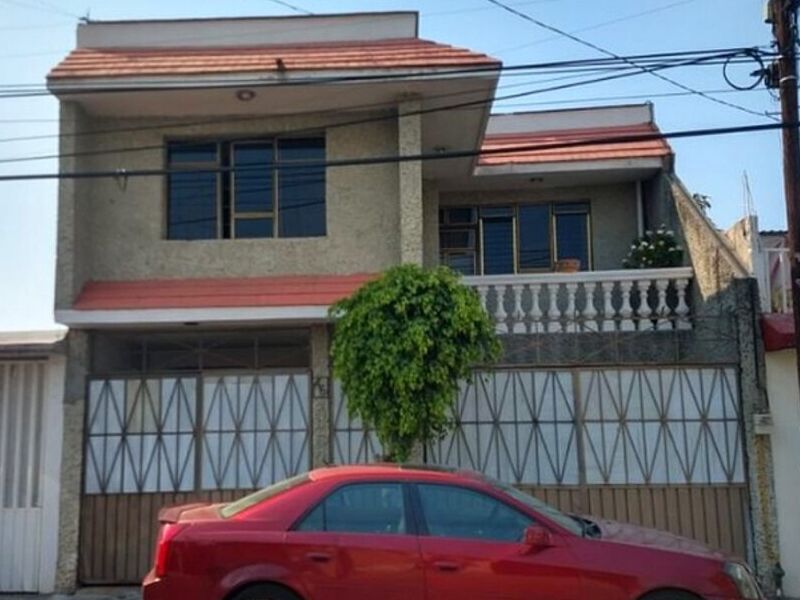 CASA EN VENTA VILLA DE LAS FLORES. Álamos