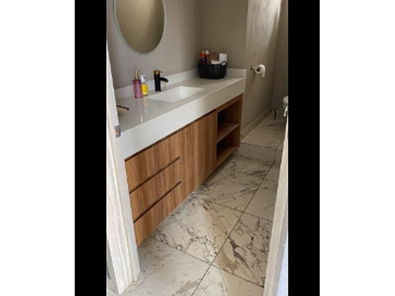 Baño amaderado con marmol blanco Mexico