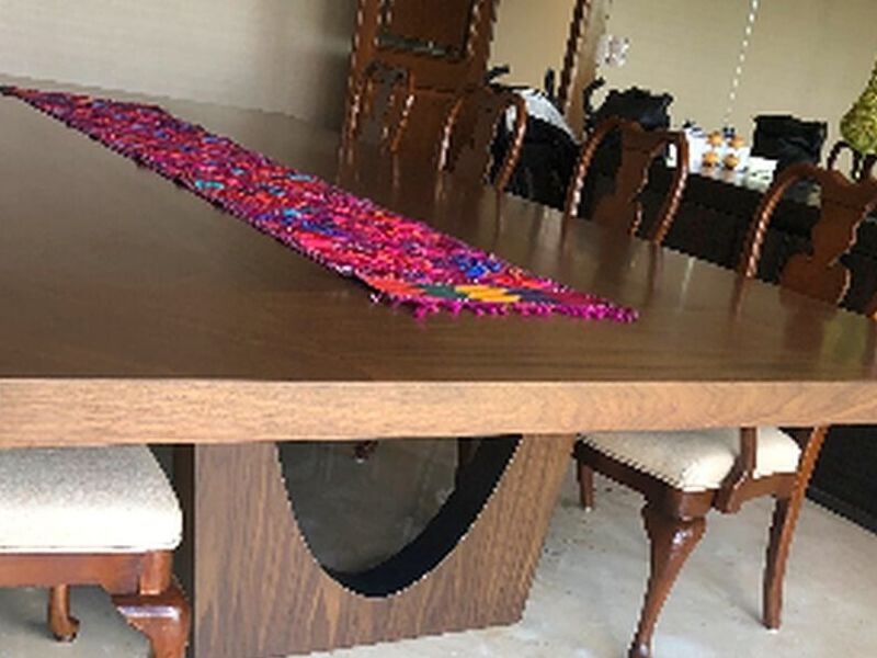 Mesa de comedor en madera de Nogal