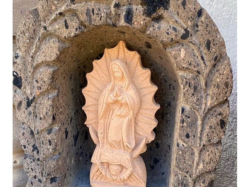 Virgen de Guadalupe en nicho labrado México