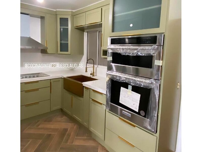 Muebles mármol con madera verde