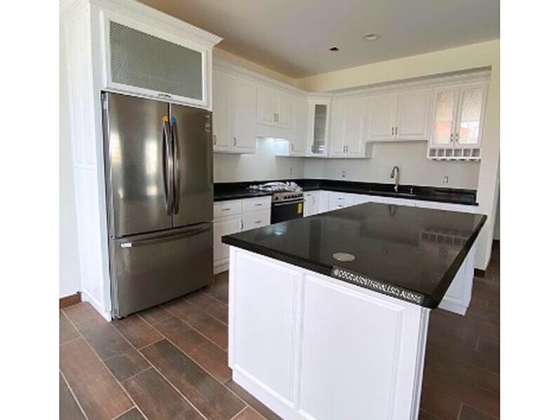 Muebles madera blanco con mesones mármol 