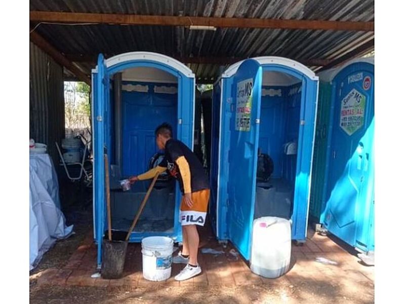 Lavado y desinfección de sanitarios 