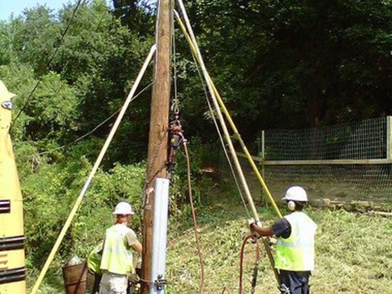 Instalación de postes de madera Cuautitlán