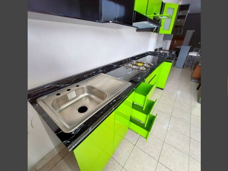 Cocina mesón mármol muebles madera verde
