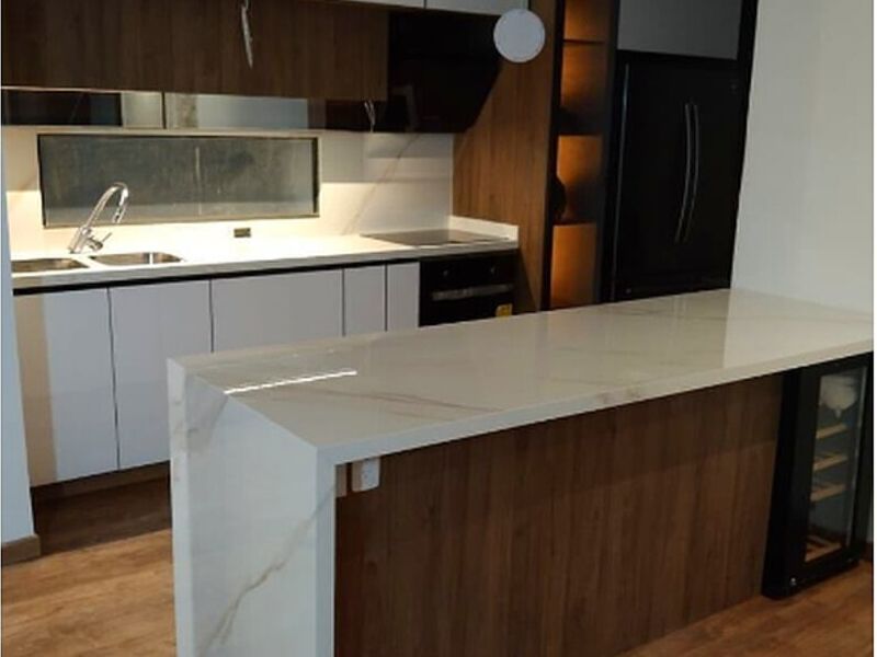 Muebles cocina madera chocolate mesón mármol