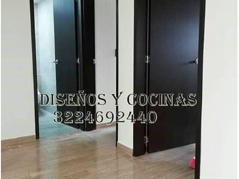 Puerta madera sólida tono chocolate