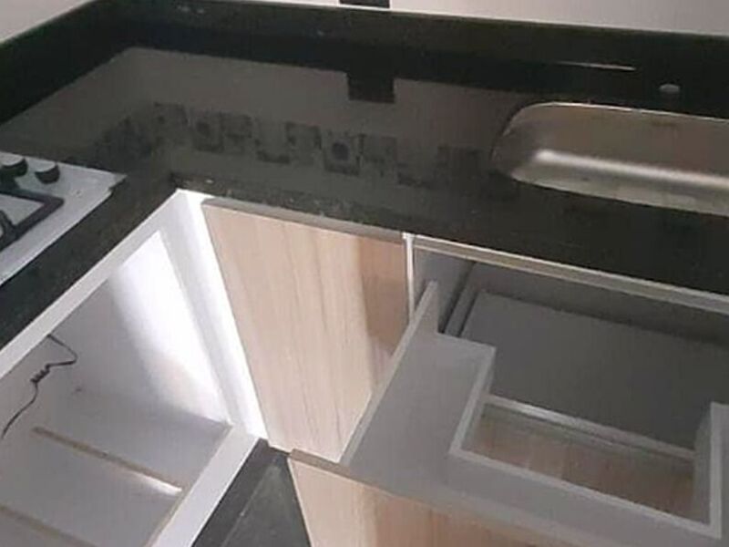 Mueble cocina mesón granito negro