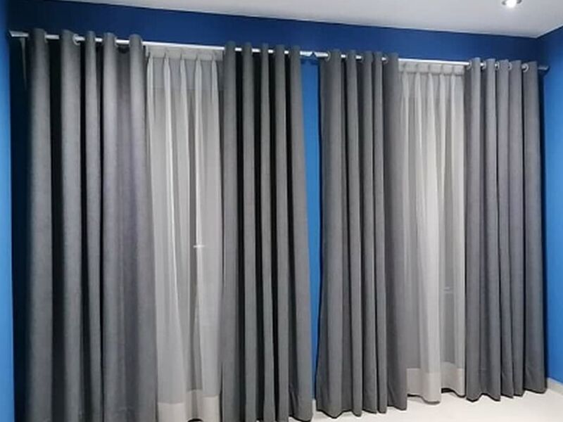 Cortina enrollable gris claro decoración