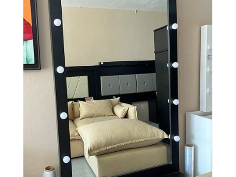 Espejo rectangular negro con iluminación