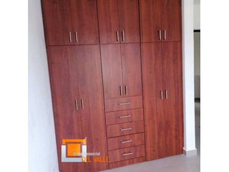 Closet madera tono marrón