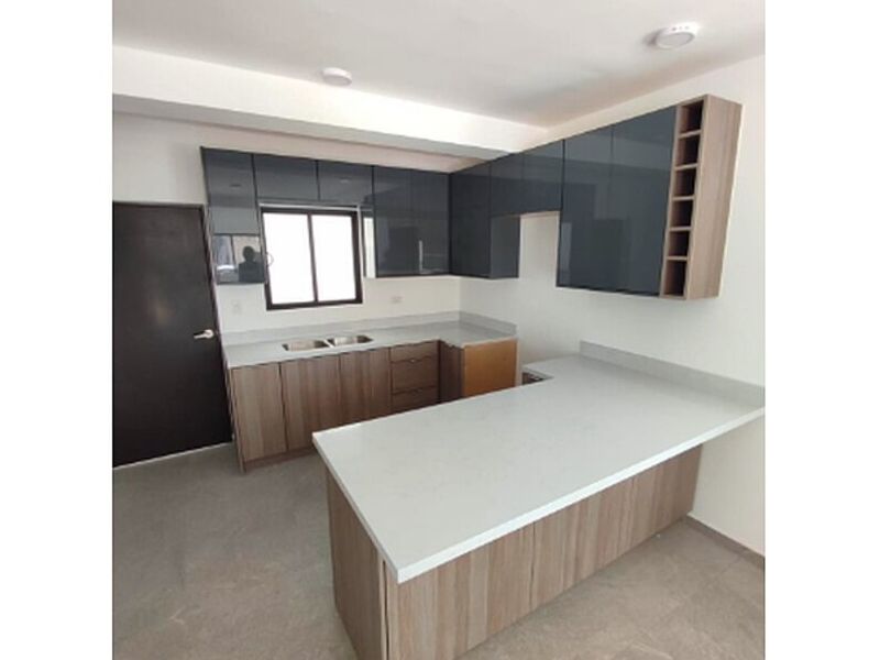 Cocina muebles marrón mesón blanco madera