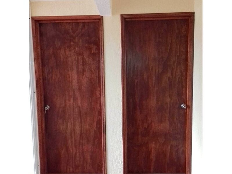 Puerta madera sólida chocolate