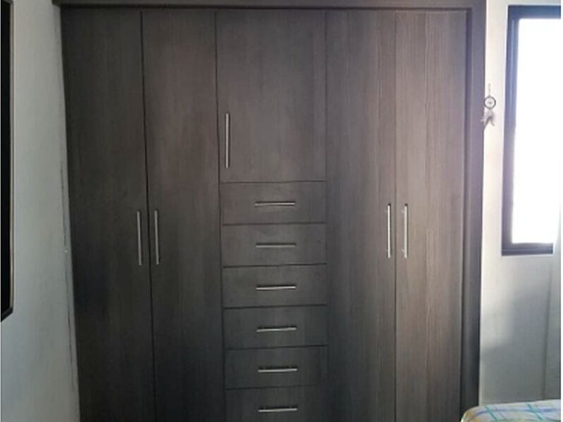 Closet madera gris oscuro 