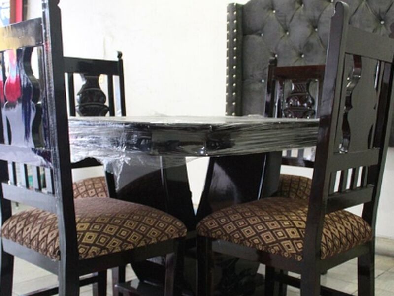 Mesa madera cuadrada negro 4 sillas tapizadas
