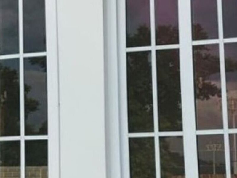 VENTANA DE ALUMINIO Y VIDRIO AZUL3