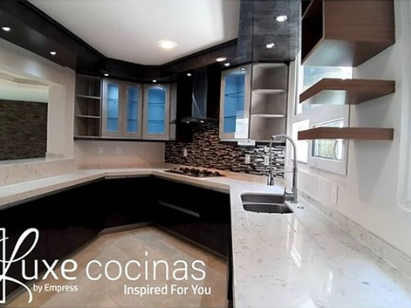 Muebles negro mesones mármol blanco cocina