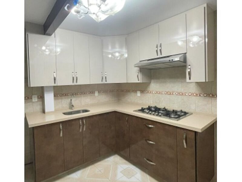 Muebles madera marrón mesón mármol beige