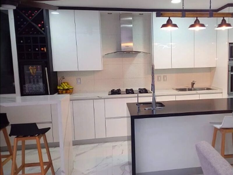 Muebles madera blanco mesones mármol blanco