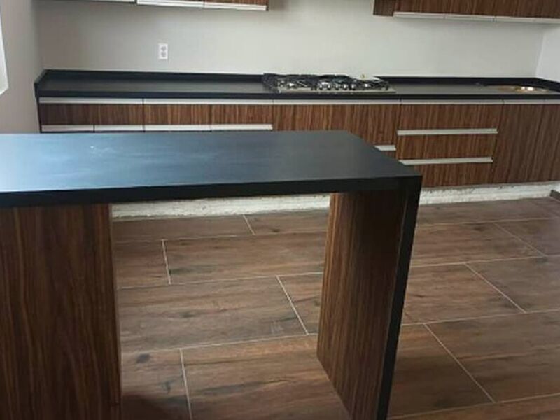 Muebles madera chocolate mesón mármol negro