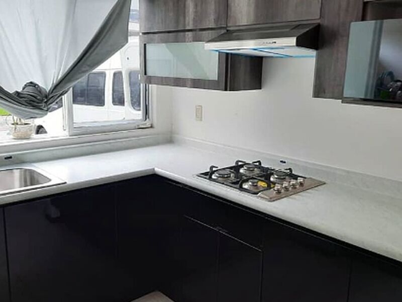 Muebles madera negro mesón mármol blanco