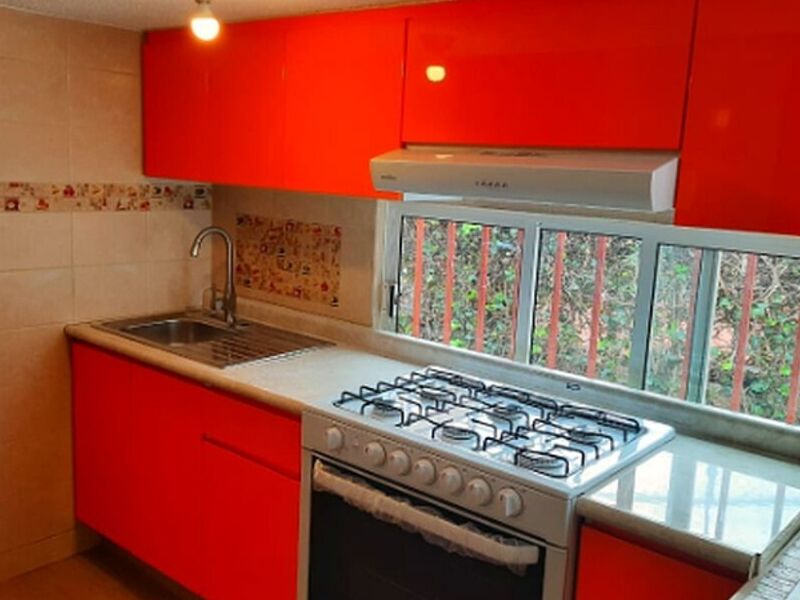 Muebles madera naranja mesón mármol blanco