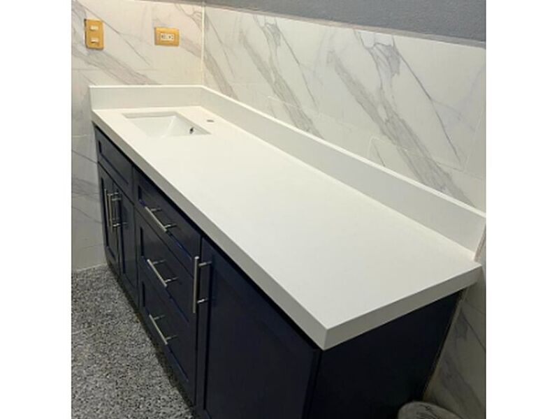 Muebles madera chocolate mesón blanco baño