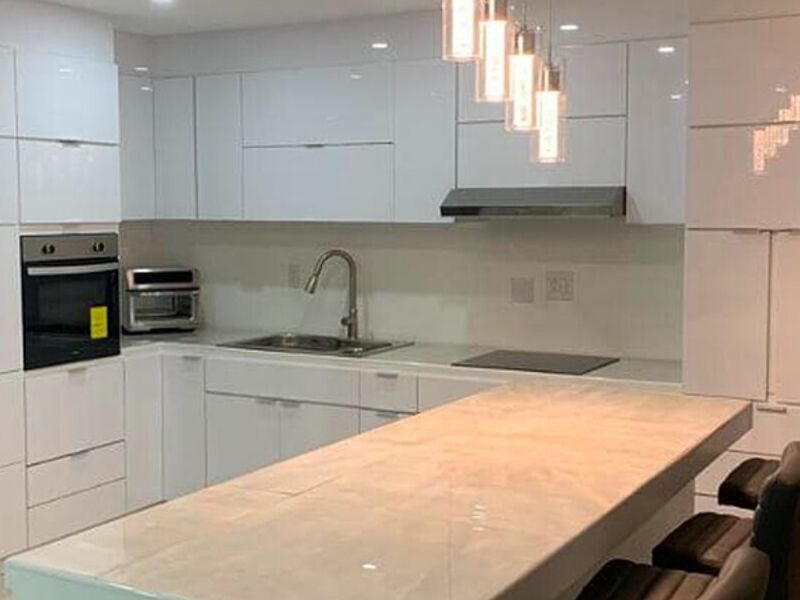 Muebles madera blanco mesón mármol blanco 