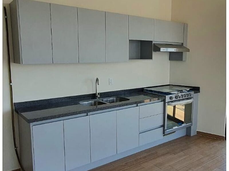 Cocina muebles madera blanco mesón granito 