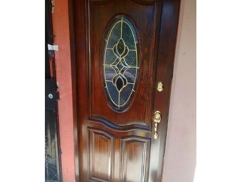 Puerta madera chocolate con vidrio templado
