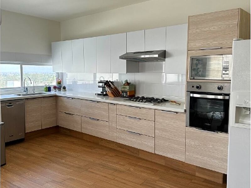 Muebles madera tono natural con blanco