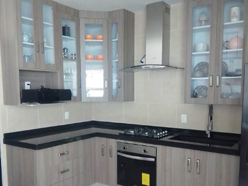 Muebles madera gris mesón mármol negro