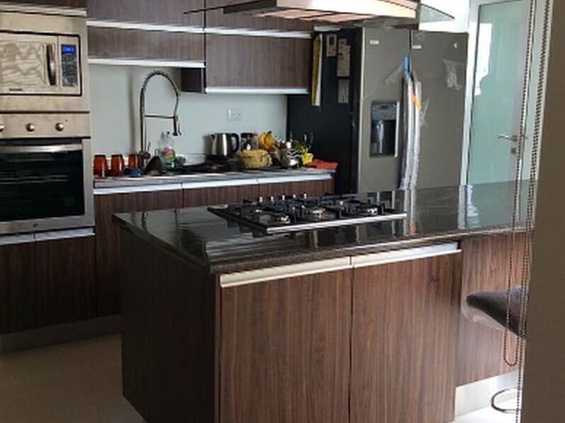 Muebles madera chocolate mesón negro