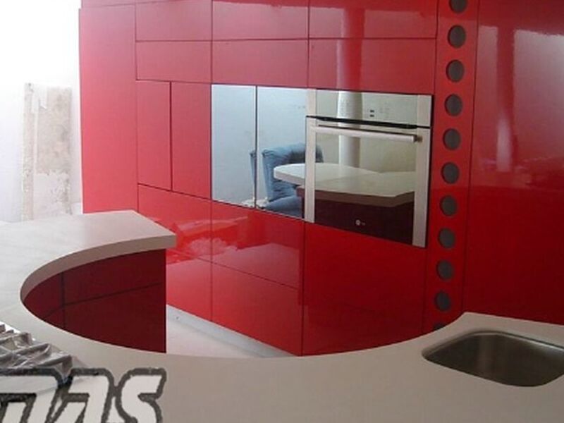 Mesón blanco mármol muebles madera rojo
