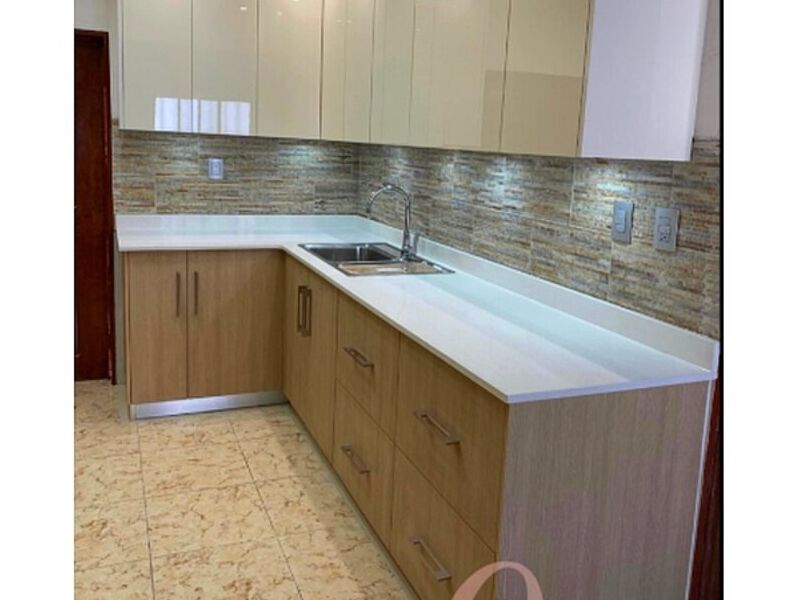 Muebles madera beige mesón blanco