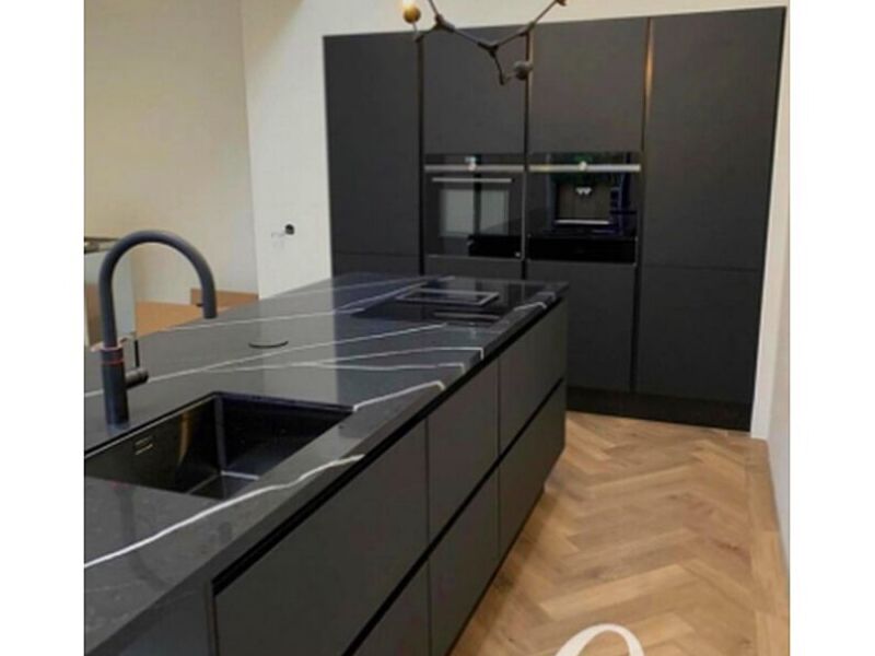 Muebles madera negro mesón mármol negro