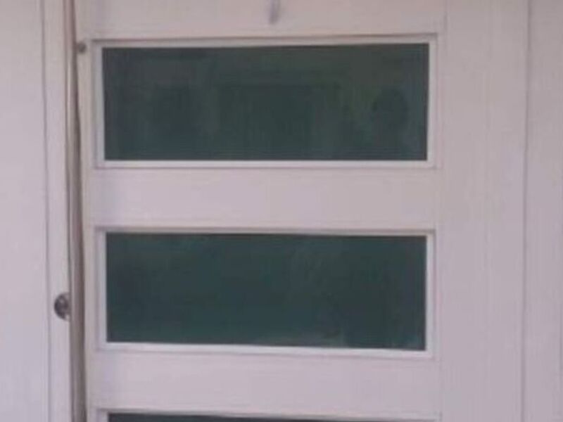 VENTANA DE ALUMINIO Y VIDRIO AZUL1